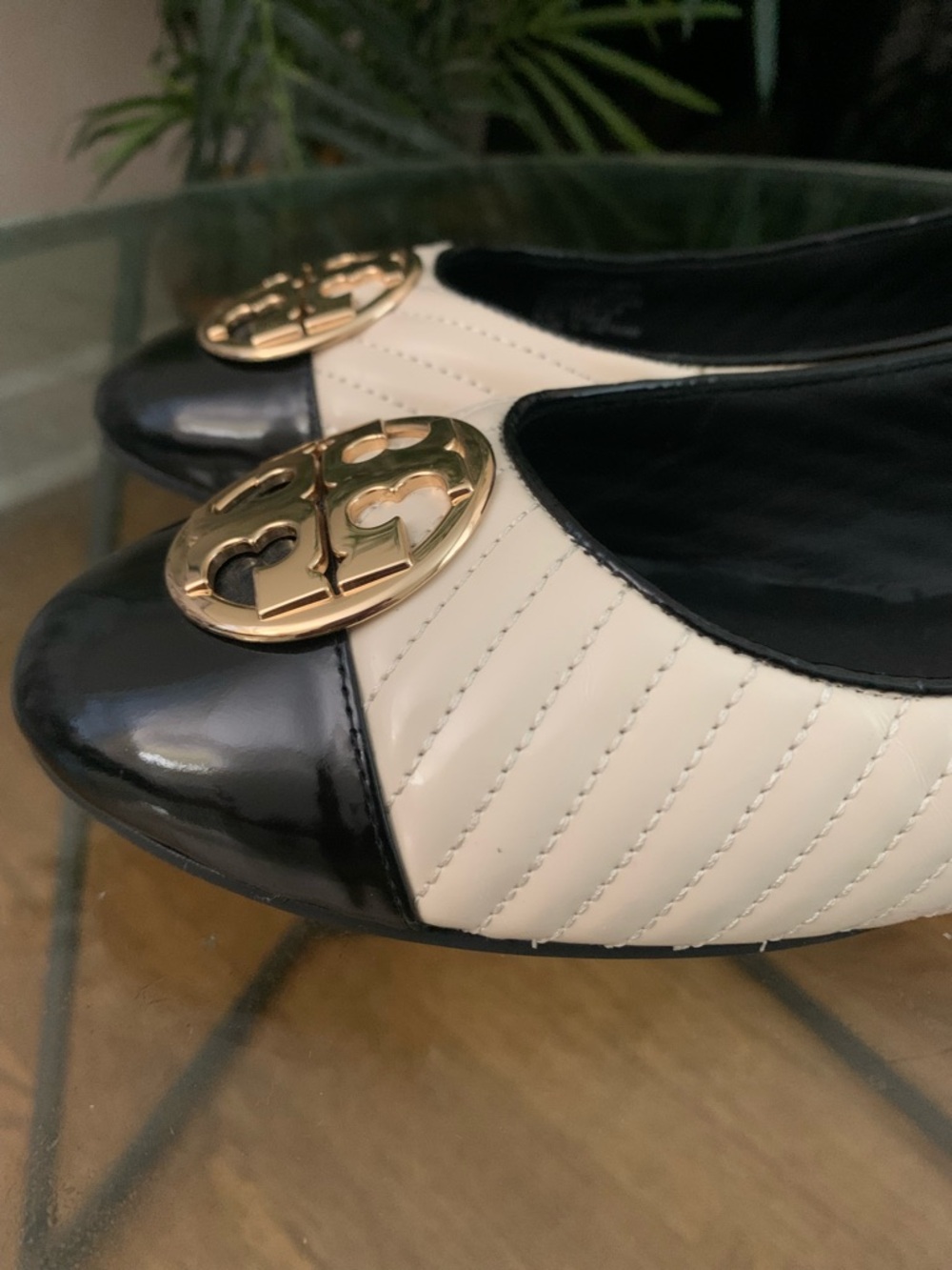 Tory Burch Cream and Black Quilted Ballet Flats with Gold Logo size 9.5 - Picture 2 of 8